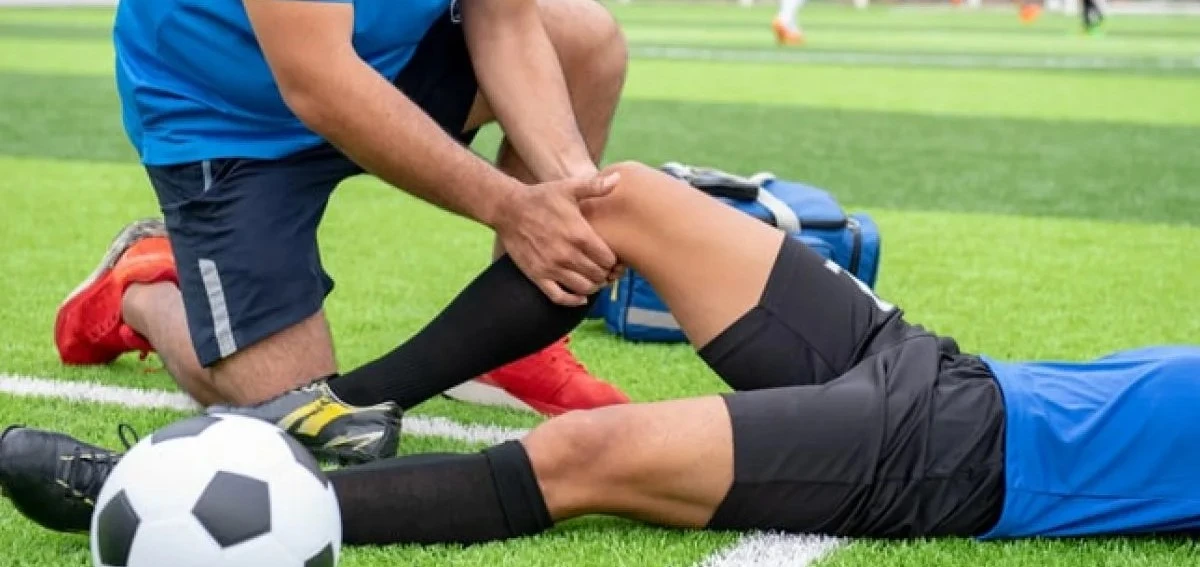 علاج الإصابات الرياضية – متى يجب وضع الثلج ومتى يجب وضع المكمدات الحارة